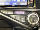 【オートエアコン】一度お好みの温度に設定すれば、車内の温度を検知し風量や温度を自動で調整。暑い&hellip;寒い&hellip;と何度もスイッチ操作をする必要はありません。快適な車内空間には必須の機能ですね♪