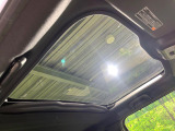 【ガラスルーフ】ガラスルーフ搭載で車内の解放感が一気にアップ!開放的なドライブをお楽しみいただけます。