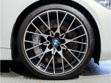 BMWの純正アロイホイールは軽量かつ強度にも優れているホイールで走行性能を引き上げる設計になっております。足元にもBMWは妥協がなくこだわっている個所になります。