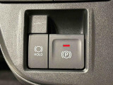 指先だけで簡単に操作が可能な電動パーキングブレーキを採用。「HOLD」スイッチを押すと、渋滞や信号待ちなどでブレーキペダルから足を離しても、ブレーキを保持するので安心です