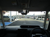 大きなフロントガラスで視界良好です。