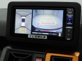 【パノラマモニター】上からの映像を表示。前後左右のカメラで合成し、運転席からの目視だけでは確認しにくい状況をリアルタイムで見晴らせます