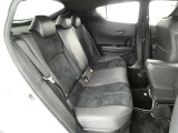 後部座席も当然、綺麗・清潔に仕上げております。内装の綺麗なお車は気持ちが良いですね。