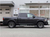 他の中古車販売店とは、異なった商品展開を実現するため、米国・Mitsuoka Motors Americaと連携を取りながらいち早く行動し、需要の先端商品を供給する体制づくりに努めています。