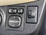 【電動格納ミラー】サイドミラーは電動格納式となっており、狭い駐車場でもキズがつくリスクを抑えられます。