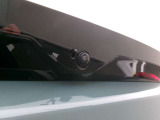 後方の映像をモニターに映し出し、駐車や後退時の安全をサポート。ガイドライン表示で距離感を把握しやすく、夜間や狭い場所でも安心して操作できる便利なカメラです
