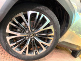 【純正18インチアルミホイール】外観にマッチした純正アルミホイールを装着しております。各種社外アルミホイールや、スタッドレスタイヤも取扱いしております。是非ご相談ください♪