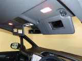 運転席・助手席バニティーミラー・照明付きサンバイザー
