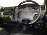 運転席まわりです。 各操作スイッチは使いやすい位置に配置されてます。