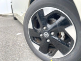 【純正アルミホイール】外観にマッチした純正アルミホイールを装着しております。各種社外アルミホイールや、スタッドレスタイヤも取扱いしております。是非ご相談ください♪
