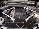 【BMWエンジン】革新的なガソリン・エンジン・テクノロジーによる高性能かつ高効率。レスポンスの良いパワーを発揮。常にスムーズな吸気を実現しアクセル開度にダイレクトに反応しドライビングを楽しく演出。