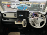 【インテリア】足元広々インパネシフト♪運転席から助手席への移動もラクラク♪運転席・助手席SRSエアバッグとSRSカーテンエアバッグ、フロントSRSサイドエアバッグ、6つのエアバッグを装備で安全装備充実