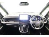 水平基調のインパネで、広々とした視界と開放感あるステアリング廻りです。見晴らしがよく運転しやすいですよ。便利な収納が多く、オープントレイはスマホや駐車券など、すぐ使うものを置くのにとても便利です。