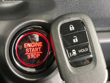 【Hondaスマートキー】カバンやポケットに入れたままでもドアの施錠・解錠が可能なスマートキーを装備。エンジンのオン・オフ時もカギを取り出す必要が無いからとっても便利です♪