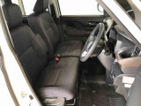 運転席の座面高さを調整できるシートリフターが付いています。フロントシートはベンチシートを採用で、座面も広く使い勝手もいいですよ♪