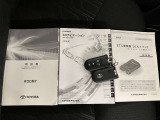 あると便利なスマートキー付きです。鍵の開閉もエンジンの始動もワンタッチでとてもカンタンです。両手がふさがってても快適です。