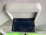 【フリップダウンモニター】大画面モニターで後席でもエンタメをお楽しみいただけます。小さなお子様にも大人気の装備です♪