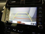 バックガイドモニター付き。車両後方の映像をナビ画面に表示し、駐車などの後退操作をサポートします。