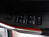 パワーウィンドウスイッチで運転席から全席の窓の開閉ができます。