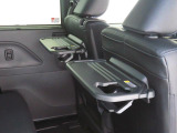 格納式シートバックテーブル付。車内での休憩がさらに快適になります。
