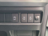 両側電動スライドドアのスイッチがあります。運転席に座ったままスライドドアの操作ができます。