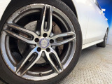 ●純正19インチアルミホイール:輸入車ならではの卓越した走りを支えるホイールと足回りです!日本車の走りに慣れている方にもぜひ体感して頂きたいほど、高いレベルでまとまっています!
