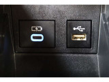 データ通信/給電用と、給電用(Type-C)のUSBポートが装備されています。iPhoneやスマートフォンを繋いで音楽を再生したり、充電したり。車内にあると便利なアイテムのひとつですね!