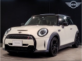 MINIのフロントグリルのデザインはイギリスで生まれた当初から、シルバーのサイドバーが折り重なった伝統的なデザインで御座います。その伝統はBMWのお車になってからでも少しずつ形を変えて守られております