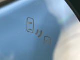 【ブラインドスポットモニター】走行中、ドアミラーの死角になりやすい箇所に後続車が接近するとサイドミラーのレンズに警告を表示!ドライバーに注意喚起をしてくれます。