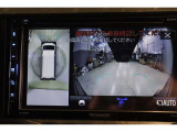 全方位モニターは慣れない場所でも周囲の状況を確認しながら駐車出来ます。フロントモニターがあると、小さな子供がしゃがんでいたりしていても発見しやすく、前方駐車や車の停止線の確認のサポートにもなります。