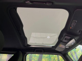 【ガラスルーフ】ガラスルーフ搭載で車内の解放感が一気にアップ!開放的なドライブをお楽しみいただけます。
