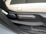 運転席はハイトアジャスター付きですのでシートの高さも調節できますよ!