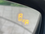 【ブラインドスポットモニタリング】走行中、ドアミラーの死角になりやすい箇所に後続車が接近するとサイドミラー付近に警告を表示、ドライバーに注意喚起をしてくれます。