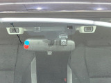 【衝突軽減装置】走行中に前方の車両等を認識し、衝突しそうな時は警報とブレーキで衝突回避と被害軽減をアシスト。より安全にドライブをお楽しみいただけます。