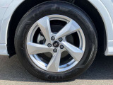 18インチ純正アルミホイール装備 全車両に標準装備の純正アルミホイールは、純正ならではのバランスの良いデザインと、走行安定性をお楽しみ頂けます。