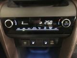 左右独立温度コントロールフルオートエアコンです。運転席、助手席それぞれで独立して温度設定ができます。冷え性の方が乗っても安心ですね♪