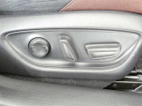 運転席パワーシート搭載。微妙な調整が手軽にでき、ピッタリのポジションで運転することが可能です。