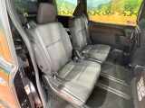 後部座席も気になるようなキズ・汚れやへたり等、大きなダメージはなく、良好な状態です。