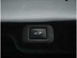 お車のキーはスマートキーです。キーを身につけた状態で車に近づき、ドアロックの解錠や施錠操作が出来ます。雨の日など両手がふさがっている時など、とっても便利ですね。