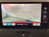 バックでの車庫入れも安心です! リアカメラが付いているバックモニター付のナビディスプレーを装備しております。操作線もついており距離感も画面から確認できます。