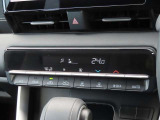 オートエアコンなのでスイッチひとつで車内を設定温度に調節してくれます☆