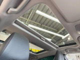 【ガラスルーフ】ガラスルーフ搭載で車内の解放感が一気にアップ!開放的なドライブをお楽しみいただけます。