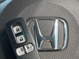 【Hondaスマートキー】カバンやポケットに入れたままでもドアの施錠・解錠が可能なスマートキーを装備。エンジンのオン・オフ時もカギを取り出す必要が無いからとっても便利です♪