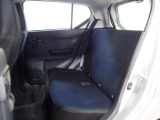 後席はブラックのモノトーン。ハッチバックボディながらも後席は頭上や膝まわりにゆとりがあります。