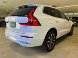 XC60に搭載されたマイルドハイブリッドは、なめらかな発進と胸のすく加速感にも貢献しています。市街地でも高速道路でも、洗練された走行フィールを実感していただけるはずです。
