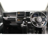 必要な装備を使いやすい位置に配置した機能的な運転席まわり。操作感や車両感覚など、ぜひ運転席に座って確かめてください。