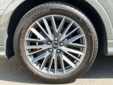 19インチ純正アルミホイール装備 全車両に標準装備の純正アルミホイールは、純正ならではのバランスの良いデザインと、走行安定性をお楽しみ頂けます。