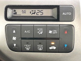 【オートエアコン】一度お好みの温度に設定すれば、車内の温度を検知し風量や温度を自動で調整。暑い&hellip;寒い&hellip;と何度もスイッチ操作をする必要はありません。快適な車内空間には必須の機能ですね♪