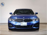 【BMWの伝統-1】BMWの特徴的な&ldquo;キドニーグリル&rdquo;は、80年以上続く伝統の形でございます。変わらないこだわりのデザインが、プレミアムブランド&ldquo;BMW&rdquo;を創り出します。