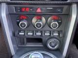 【左右独立温度コントロール式フルオートエアコン(DUAL/SYNC)】運転席側と助手席側でそれぞれ自由に温度設定ができ、快適な風量やモードなどを自動調整します!